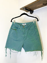 Load image into Gallery viewer, Vintage Guess Cutoff Shorts 32
