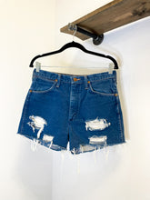 Load image into Gallery viewer, Vintage Wrangler Shorts 30&quot;
