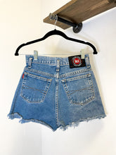 Load image into Gallery viewer, Vintage Lei Cutoff Shorts 26
