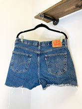 Load image into Gallery viewer, Vintage Levi Cutoff Shorts 34

